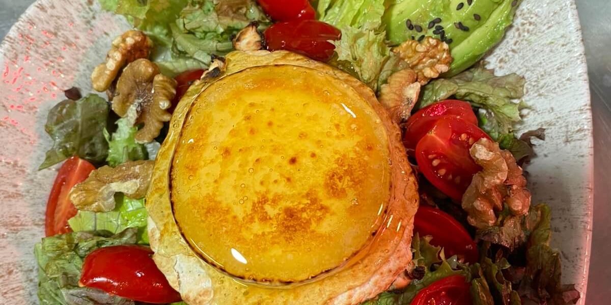 Salade chèvre-miel-fruits secs