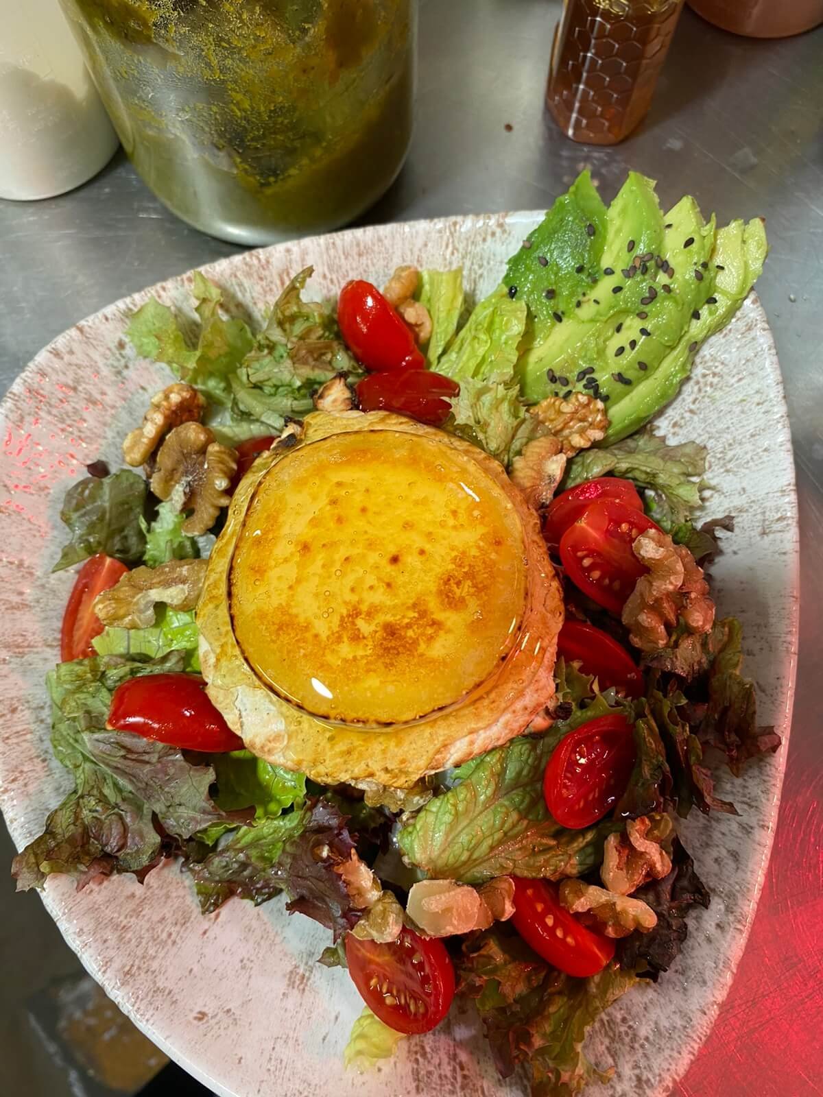 Salade chèvre-miel-fruits secs