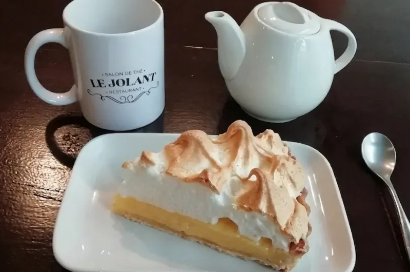 part de tarte au citron meringuée au salon de thé Le Jolant