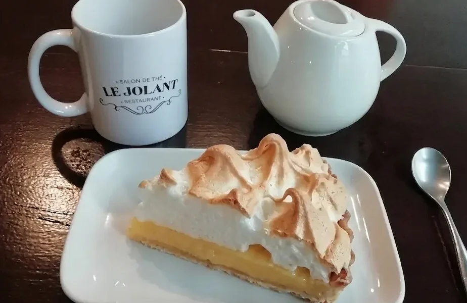 part de tarte au citron meringuée au salon de thé Le Jolant