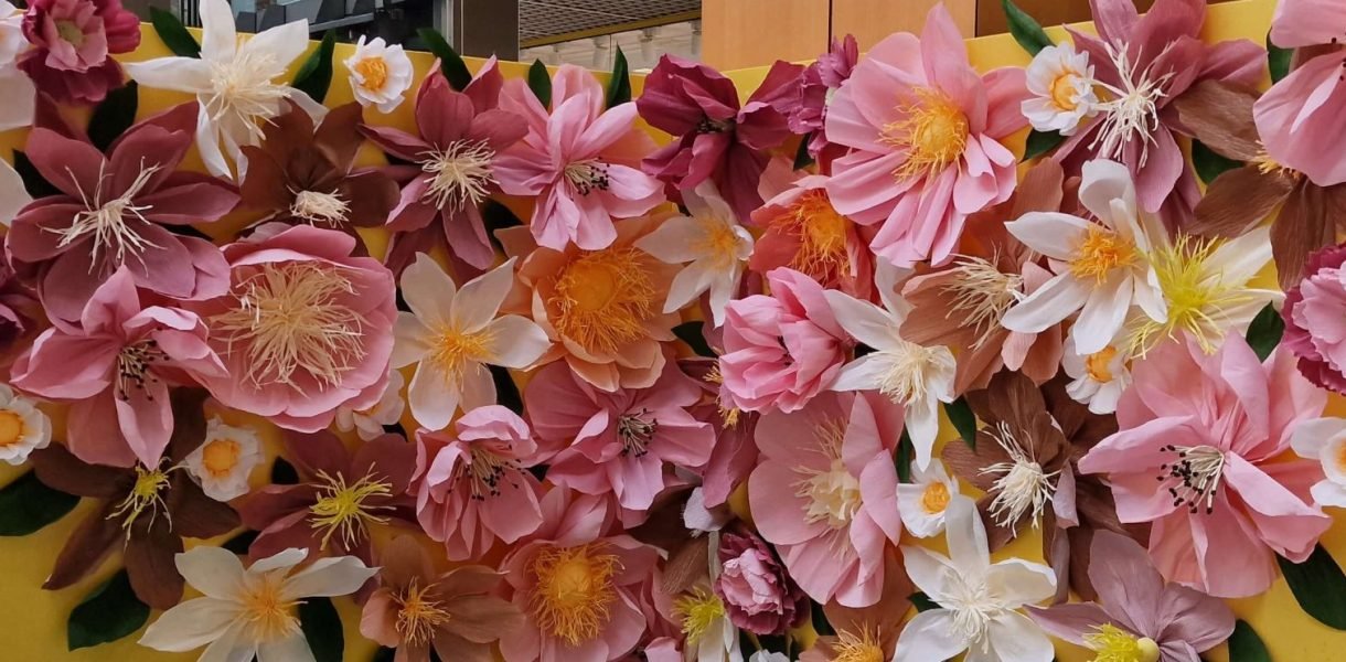 Mur de fleurs en papier