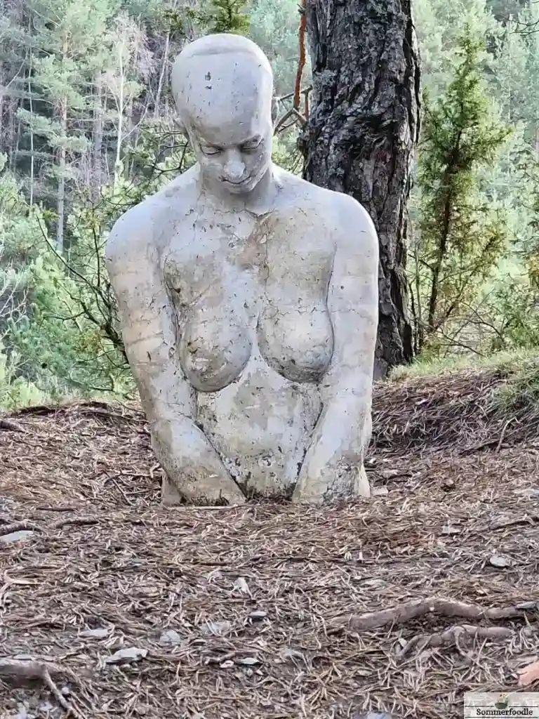 Sculpture d'une femme qui s'enfonce dans la terre, Bosc de Viu Ordino.