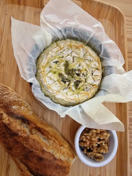Camembert rôti, noix,et pain