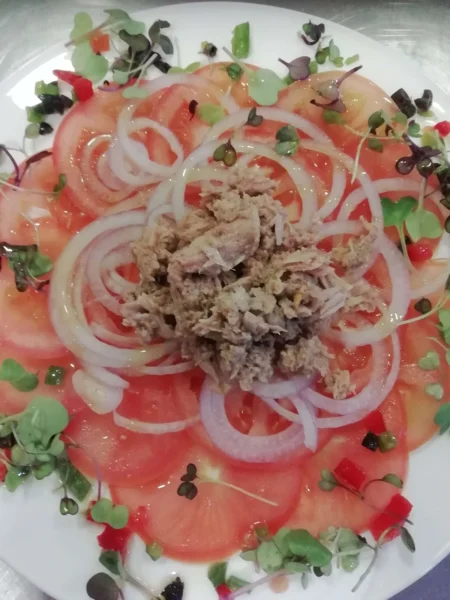 Carpaccio de tomates et thon