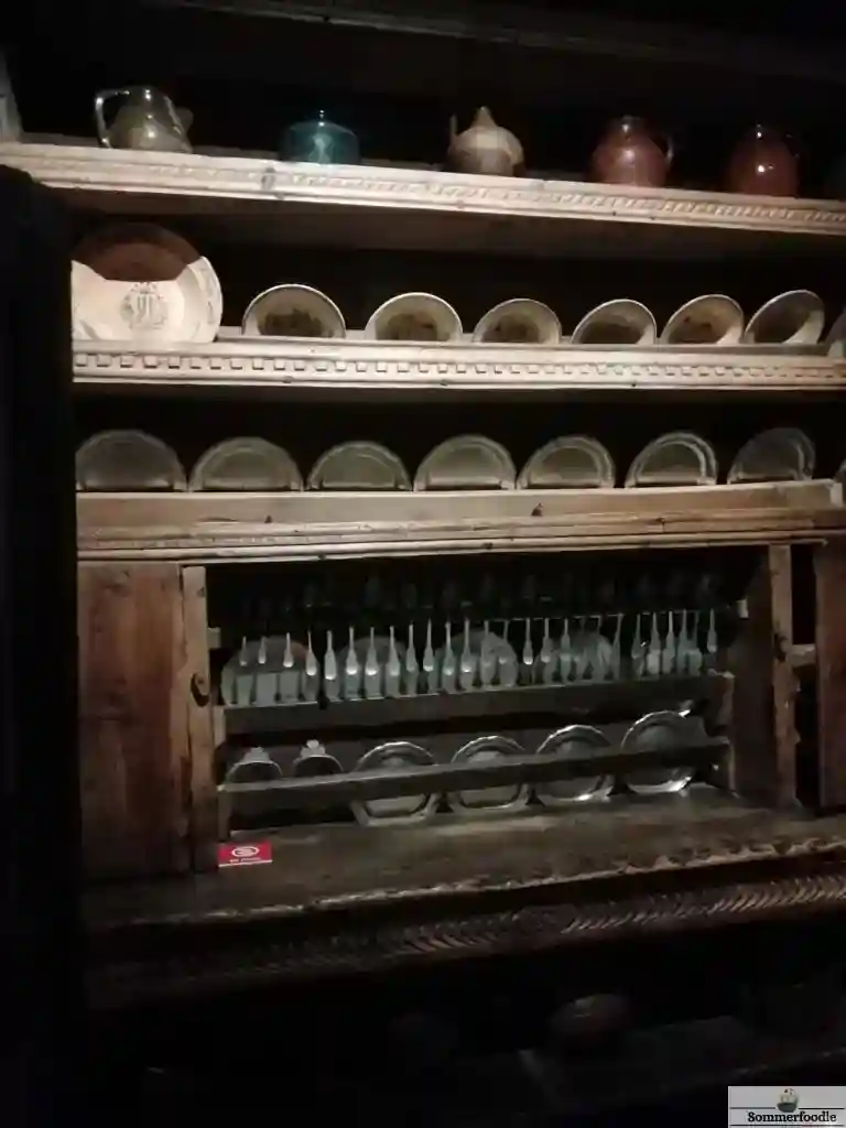 Casa-de-la-Vall : vaisselier cuisine