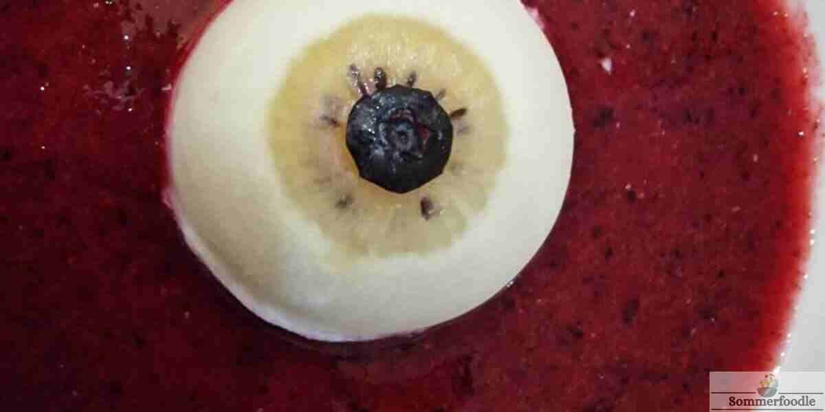 Panacotta coco pour Halloween. Œil coco, kiwi et coulis fruits rouges.