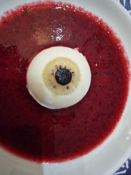 Panacotta coco pour Halloween. Œil coco, kiwi et coulis fruits rouges.