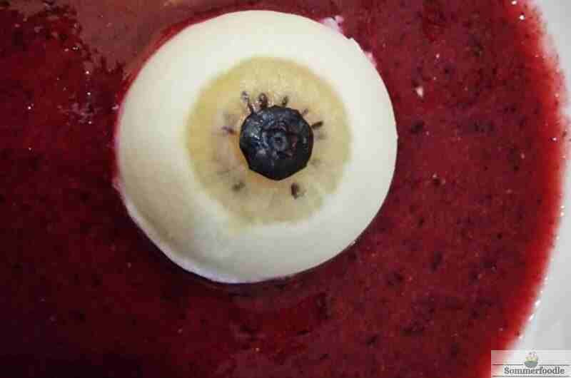 Panacotta coco pour Halloween. Œil coco, kiwi et coulis fruits rouges.