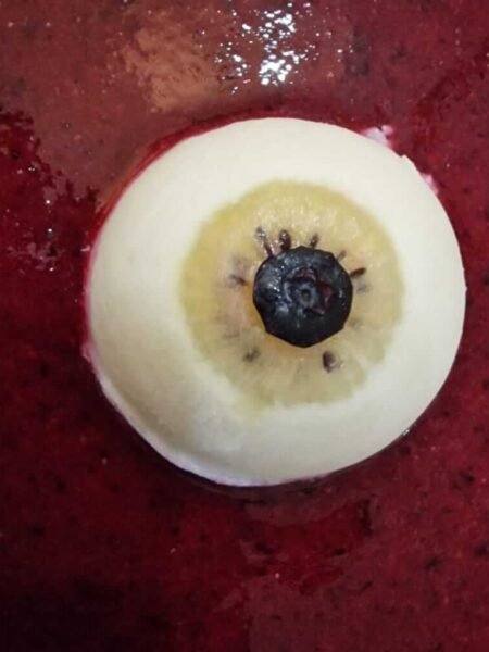 Panacotta coco pour Halloween. Œil coco, kiwi et coulis fruits rouges.