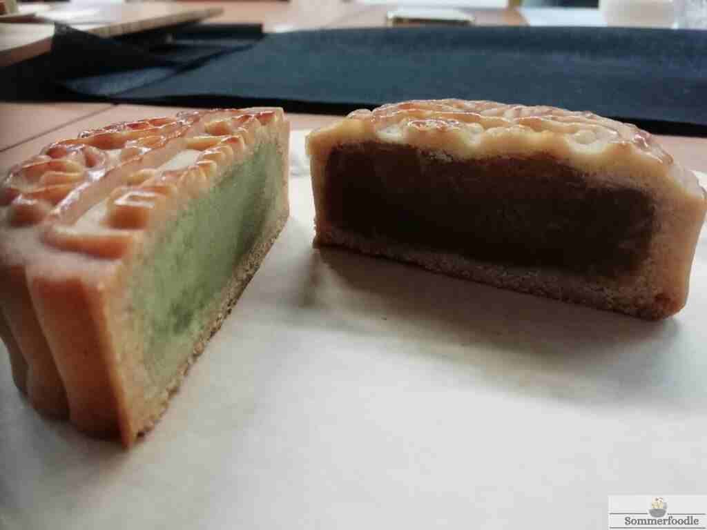 2 moitiés de mooncakes : à la pâte de haricots verts et pâte de marron glacé.
