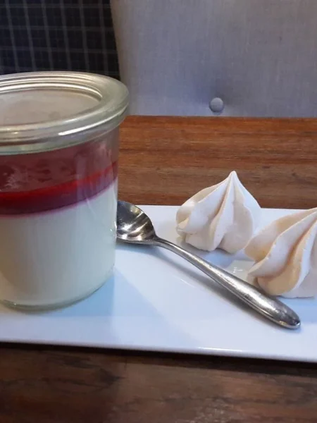 Panacotta au coulis de fruits-rouges