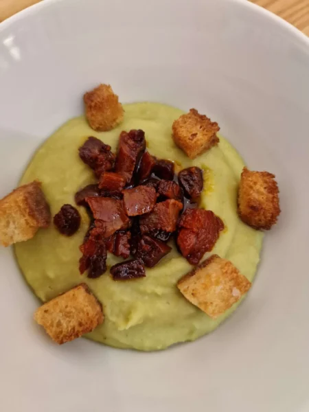 Purée de pois-cassé, croûton et chorizo