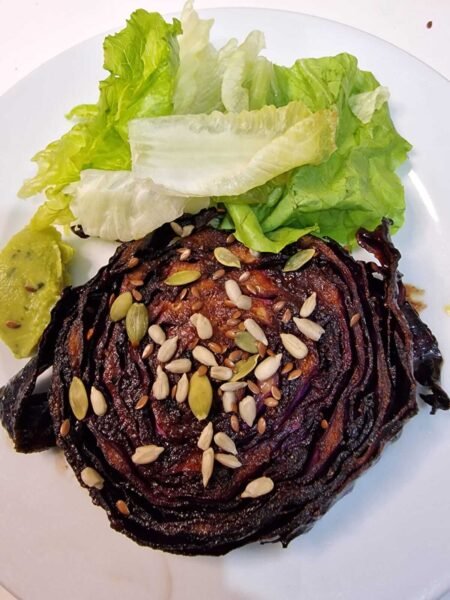 Steak de chou rouge rôti au four, sauce aigre douce