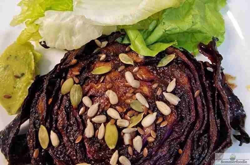 Steak de chou rouge rôti au four, sauce aigre douce