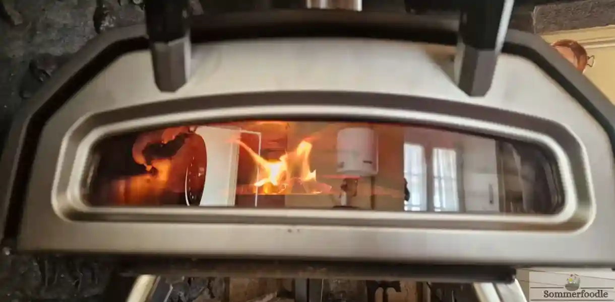 Four Ooni allumé