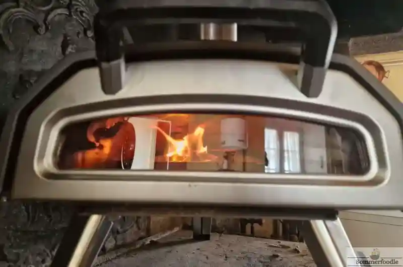 Four Ooni allumé