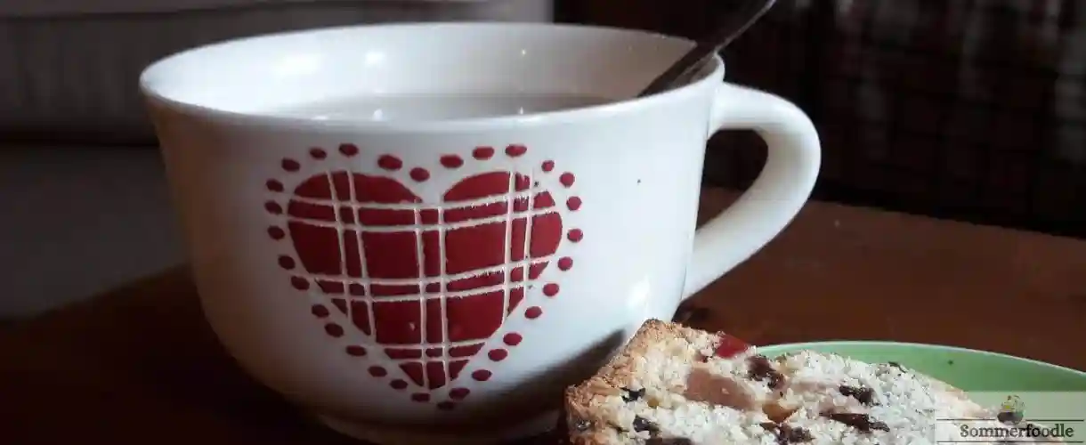 Tasse de chocolat et cake aux fruits