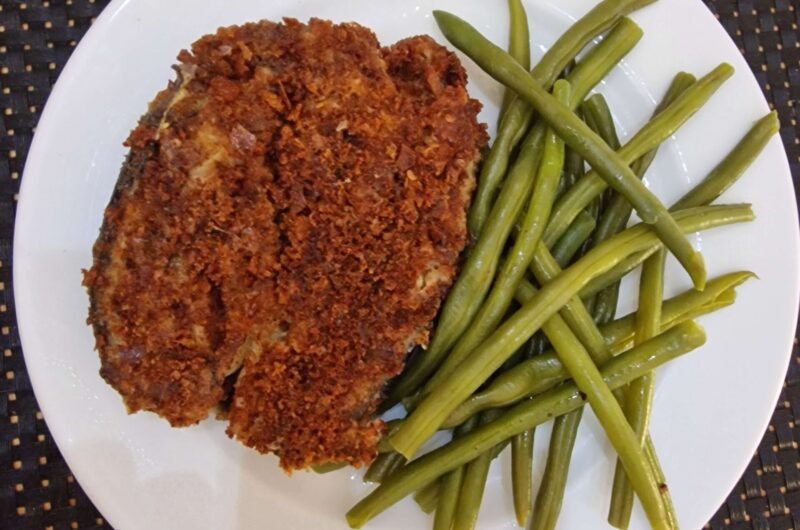 Assiette steak d'aubergine pané avec des haricots verts.