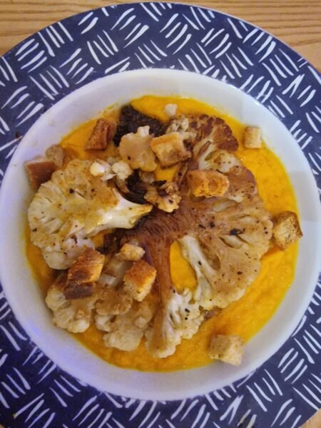 Steak de chou fleur et purée de carotte au curry-croûtons. Recette végétarienne facile