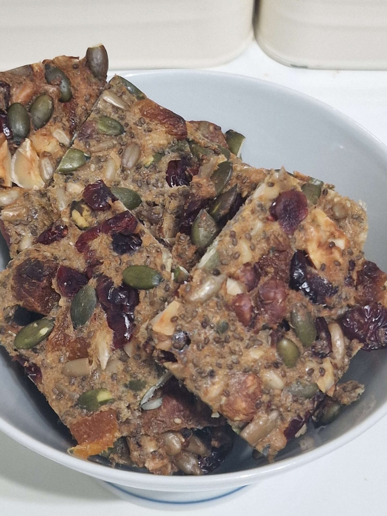 Carre-healthy-graines-fruits / Healthy snack with seeds and dried fruit