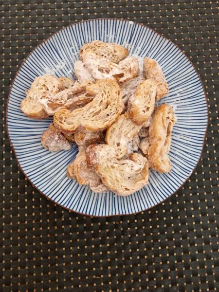Biscottis-feuilletés avec des restes de croissants. Recette anti-gaspi