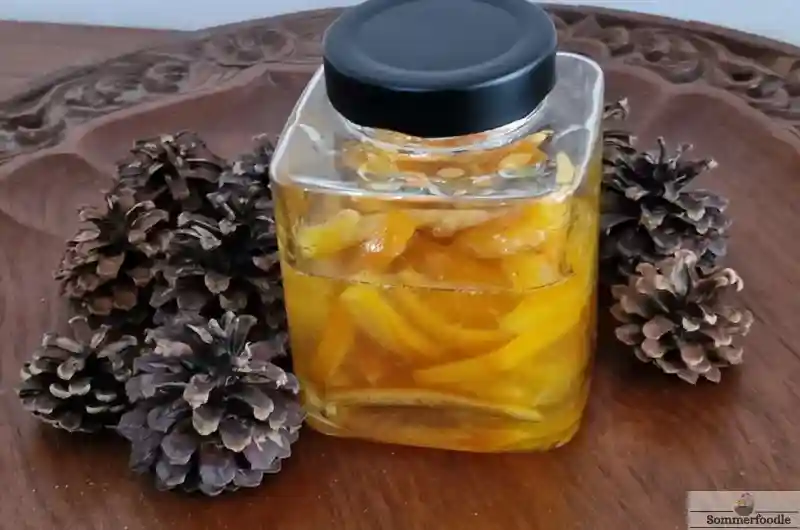 Ecorces d'oranges confites conservées dans son sirop.