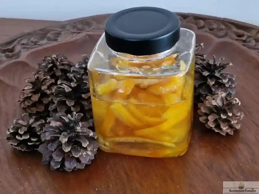 Ecorces d'oranges confites conservées dans son sirop.