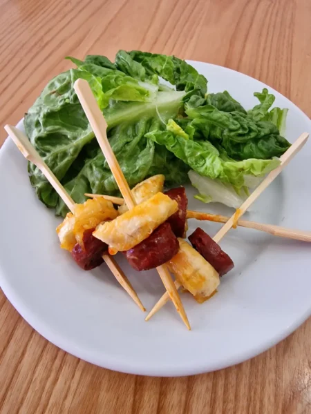 Brochettes banane chorizo. Apéritif sucré-salé