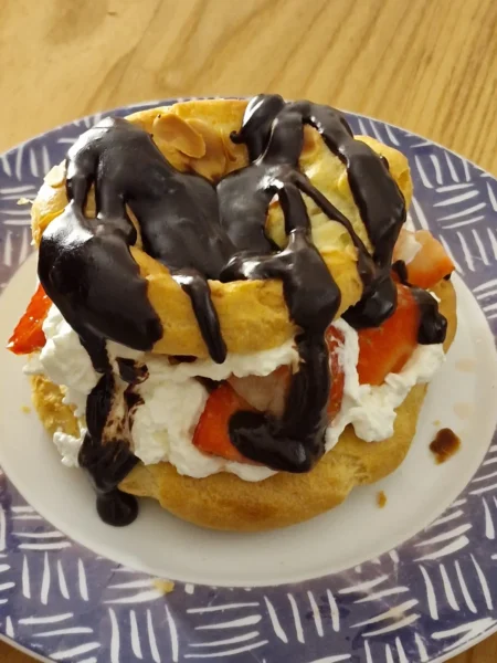 Chou chantilly fraise chocolat. dessert régressif
