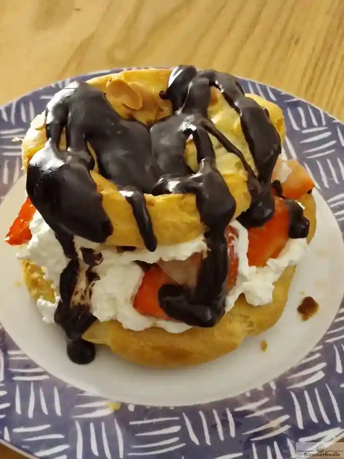 Chou chantilly fraise chocolat. dessert régressif