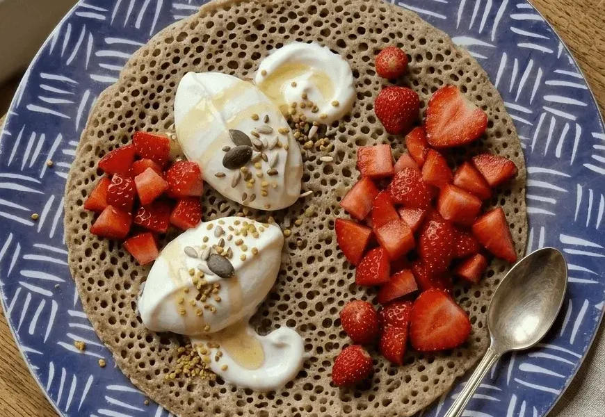 Crêpe mille-trous au sarrasin-fraises-yaourt