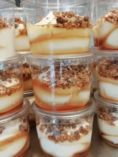 Fromage blanc granola simple croquant gourmand pour un petit-déjeuner sain.