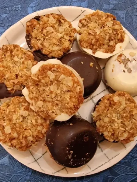 Bouchées granola coque en chocolat. Blanc ou noir. Encas énergétique