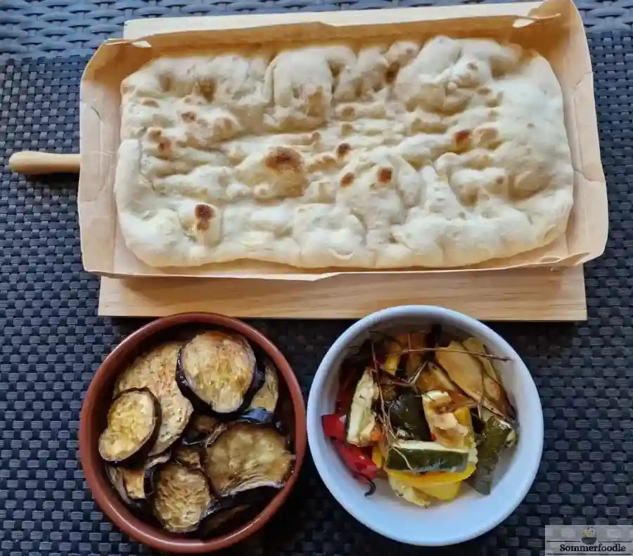 Pinsa aux légumes grillés avant la cuisson