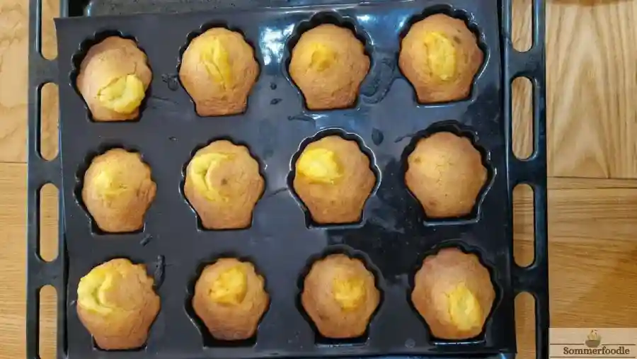 Plaque de madeleines à la sortie du four