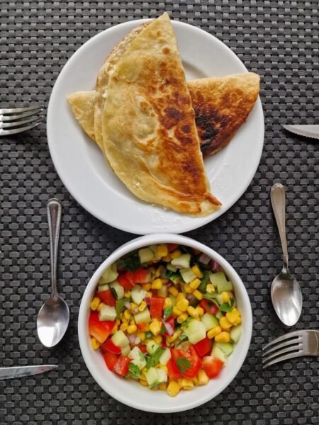 Quesadilla et salade de maïs pour un déjeuner mexicain.