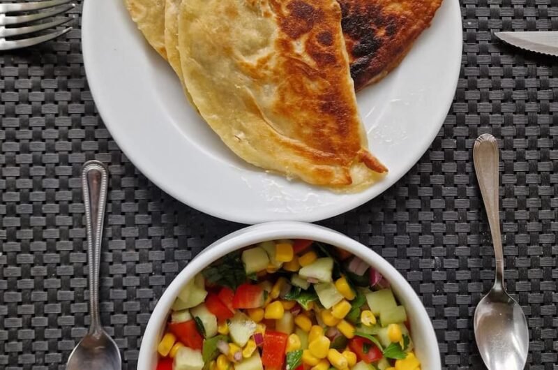 Quesadilla et salade de maïs pour un déjeuner mexicain.