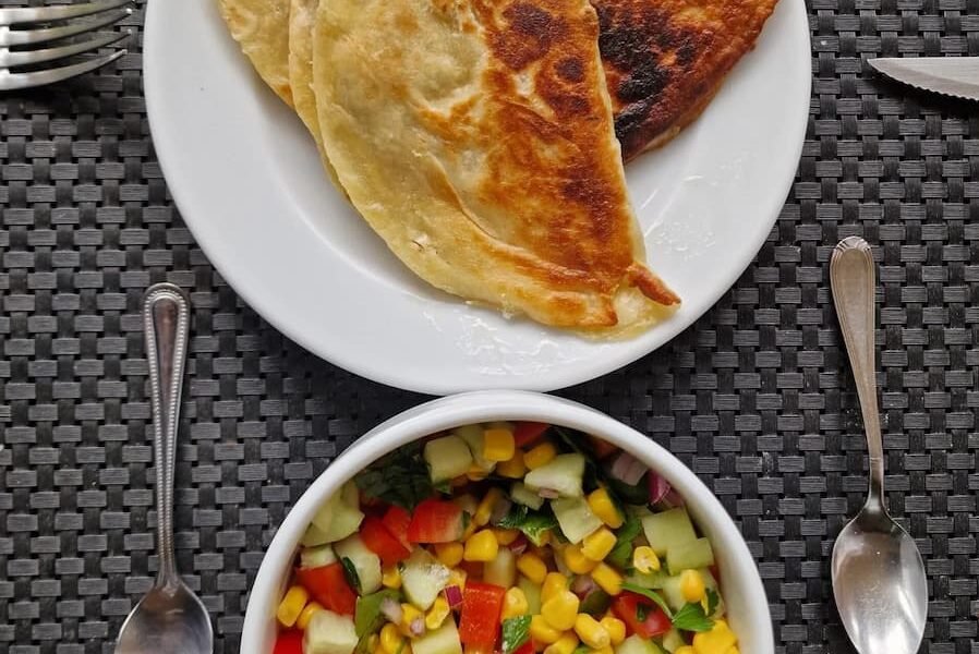 Quesadilla et salade de maïs pour un déjeuner mexicain.