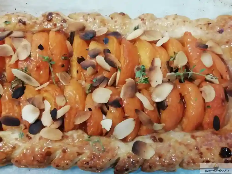 Tarte fine feuilletée à l'abricot et amandes effilées