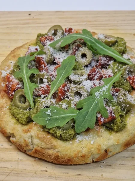 focaccia kéto pesto et chorizo roquette