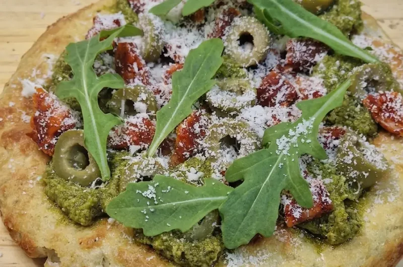 focaccia kéto pesto et chorizo roquette