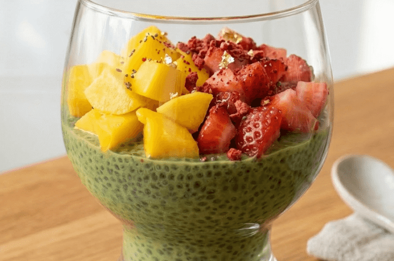 pudding de graines de chia-Matcha-mangue-fraises