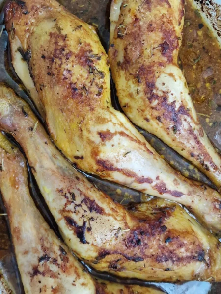 Cuisses de poulet marinées et rôties au four