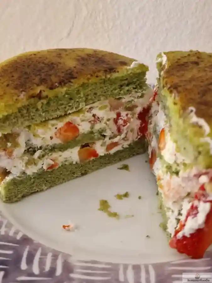 découpe de fraisier japonais au matcha