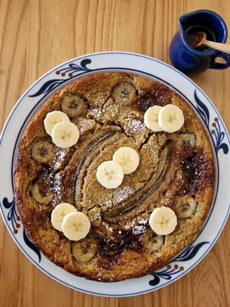 Pancake géant à la banane cuit au four. Sans œuf et sans gluten.