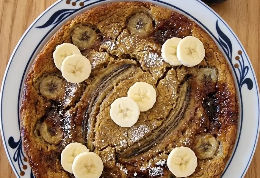 Pancake géant à la banane cuit au four. Sans œuf et sans gluten.