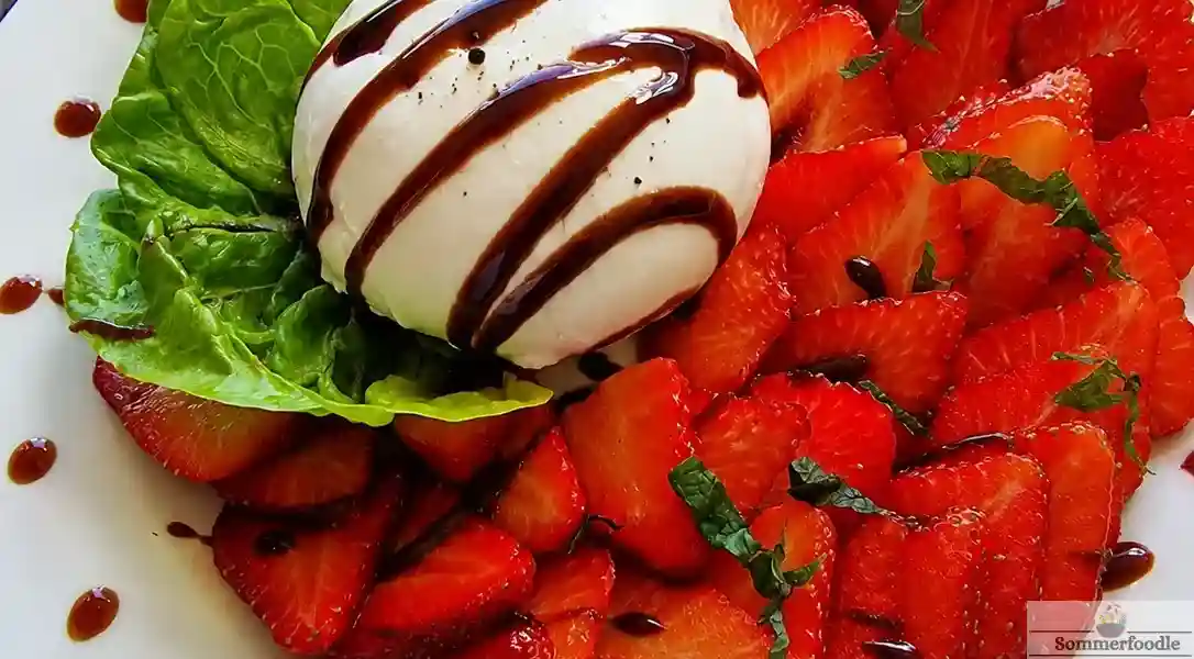 Carpaccio de fraises et burrata, filet de crème balsamique.