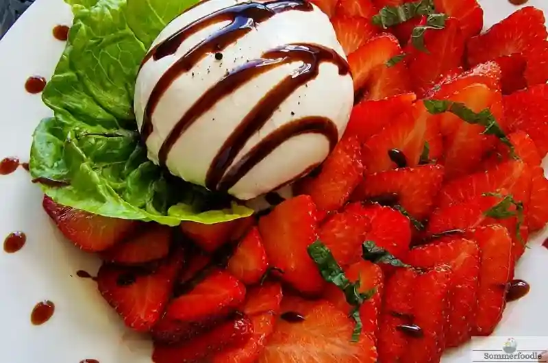 Carpaccio de fraises et burrata, filet de crème balsamique.