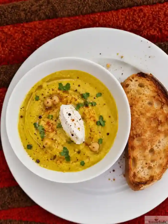 Crème de pois chiche au curcuma et quenelle de ricotta-pain grillé