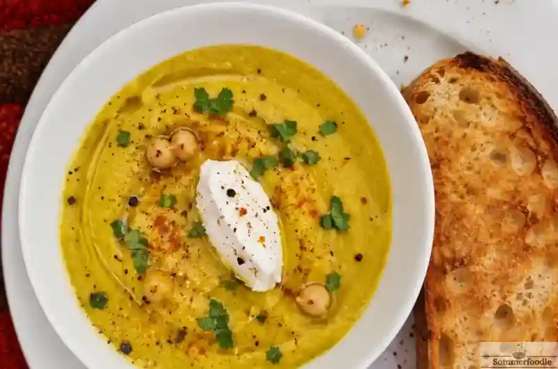 Crème de pois chiche au curcuma et quenelle de ricotta-pain grillé